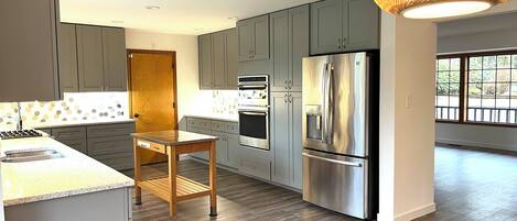 Jääkaappi, mikroaaltouuni, uuni, liesi