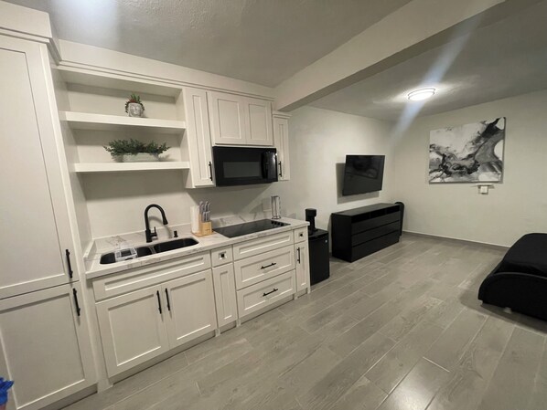 Een koelkast, een microgolfoven, een kookplaat