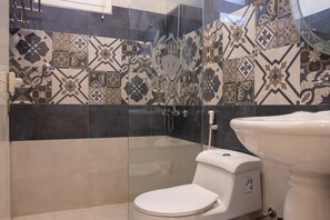 Standard-Apartment, Stadtblick | Badezimmer | Kostenlose Toilettenartikel, Hausschuhe, Handtücher, Seife
