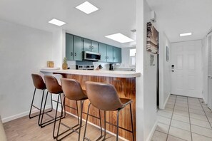 Fridge, microwave, oven, stovetop - King's Hideaway*Oceanview*Pool* (Daytona Beach Shores)