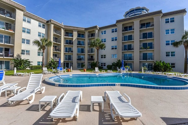 A heated pool - King`s Hideaway*Oceanview*Pool* (Daytona Beach Shores)
