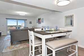Dining - King`s Hideaway*Oceanview*Pool* (Daytona Beach Shores)