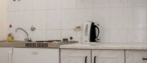 Kylskåp, mikrovågsugn, ugn och spishäll