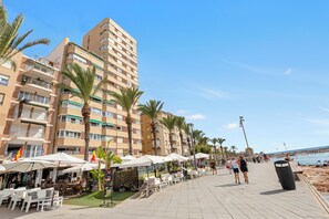 Outdoor dining - "Stylish apartment on the boulevard of Torrevieja with side sea views" (torrevieja)
