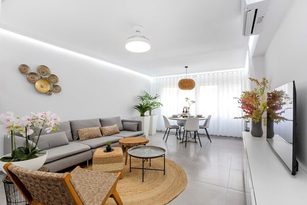 Living area - "Stylish apartment on the boulevard of Torrevieja with side sea views" (torrevieja)