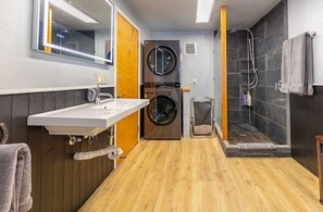 Douche, sèche-cheveux, serviettes fournies