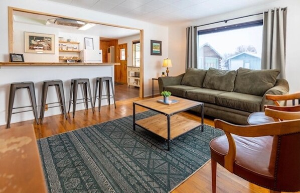 TV - Recently remodeled home with cozy updated rooms with plenty of space for larger groups. (Philipsburg)