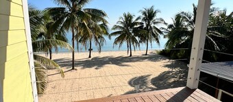 Carrican Unit 2: Modern Family Friendly house with ac on the beach in Hopkins