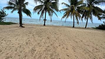 Plage, chaises longues, serviettes de plage
