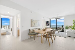 Huoneisto, parveke, näköala lahdelle | Ruokailu omassa huoneessa