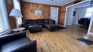 TV connectée, cheminée, livres