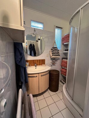 Een haardroger, handdoeken, zeep, toiletpapier