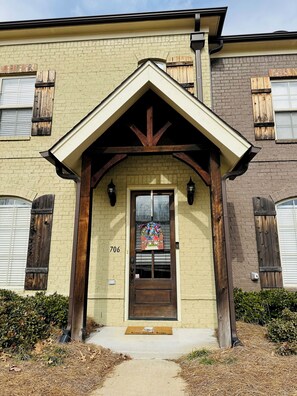 Exterior detail - Charming 3-bedroom condo in Oxford!  (Oxford)