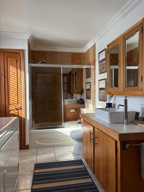 Shower, hair dryer, towels, soap - Repère Öra | Spa, ski & nature (Saint-Adolphe-d'Howard)
