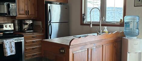 Jääkaappi, mikroaaltouuni, uuni, liesi