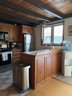 Fridge, microwave, oven, stovetop - Repère Öra | Spa, ski & nature (Saint-Adolphe-d'Howard)