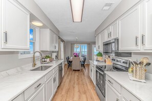 ثلاجة، ميكروويف، فرن، موقد طهي مسطح