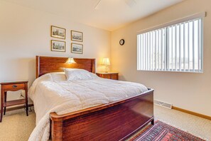 2 bedrooms, desk, iron/ironing board, travel cot - 2 Mi to Lake Michigan: Cozy Duplex w/ Private Yard (Manitowoc)