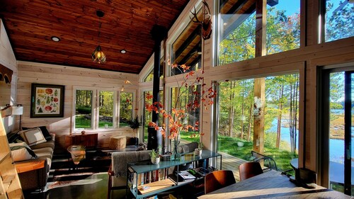 The Sylvan Chalet, Modern, Lakefront, Private, Refined, Close to Trails,