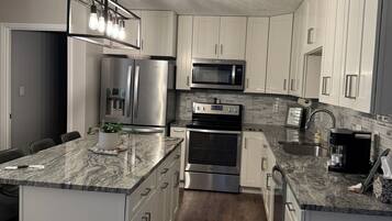 Microondas, horno, parrilla de estufa y lavavajillas