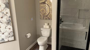 Tina de hidromasaje, secadora de cabello, toallas, papel de baño