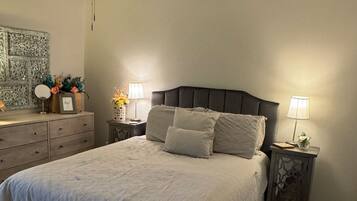 3 habitaciones, escritorio, tabla de planchar con plancha y wifi