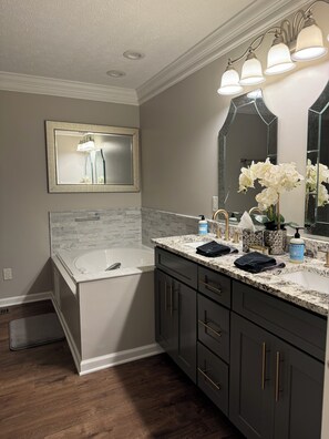 Baignoire à jets, sèche-cheveux, serviettes fournies, papier toilette