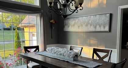 Charming, fully-equipped, 3-bedroom house in lovely Knoxville.