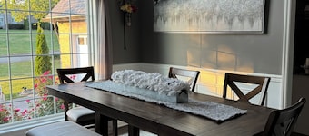 Charming, fully-equipped, 3-bedroom house in lovely Knoxville.