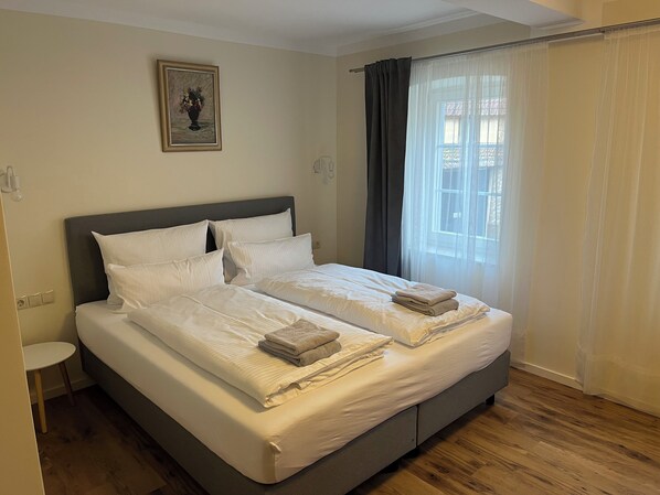 2 bedrooms, in-room safe, iron/ironing board, free WiFi