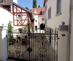 Terrace/patio - Vacation apartment "Kirschgarten" in the old winery (Großkarlbach)