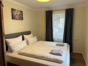 2 chambres, coffres-forts dans les chambres, fer et planche à repasser