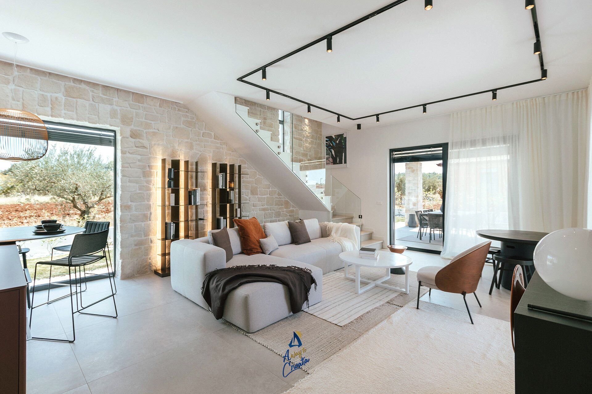 TV connectée, jeux vidéo, table de tennis de table, chaîne hi-fi