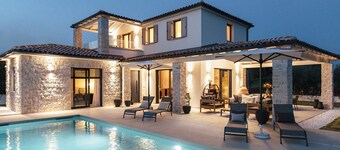 Luksuriøs og elegant designervilla med oppvarmet basseng