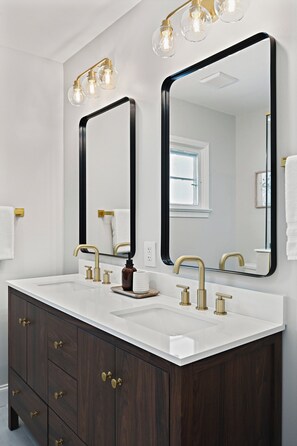 Ducha, secador de pelo, toallas, jabón