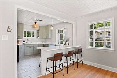 Retreat in Historic Downtown Leesburg - Walkable to Everything!

