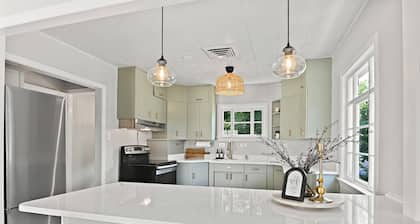 Retreat in Historic Downtown Leesburg - Walkable to Everything!