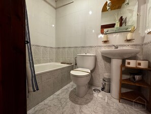 Asciugacapelli, asciugamani, sapone, carta igienica