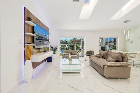 Living area. Modern house in beautiful West Boca Raton, mini-gym, pool, outdoor kitchen