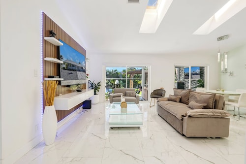 Modern house in beautiful West Boca Raton, mini-gym, pool, outdoor kitchen