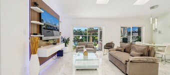 Modern house in beautiful West Boca Raton, mini-gym, pool, outdoor kitchen