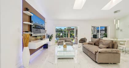 Modern house in beautiful West Boca Raton, mini-gym, pool, outdoor kitchen