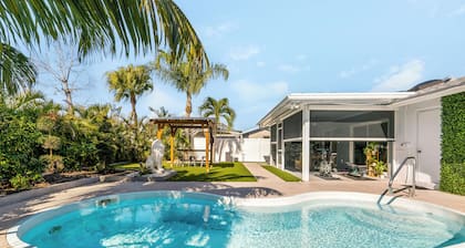 Modern house in beautiful West Boca Raton, mini-gym, pool, outdoor kitchen