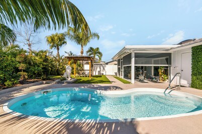 Modern house in beautiful West Boca Raton, mini-gym, pool, outdoor kitchen