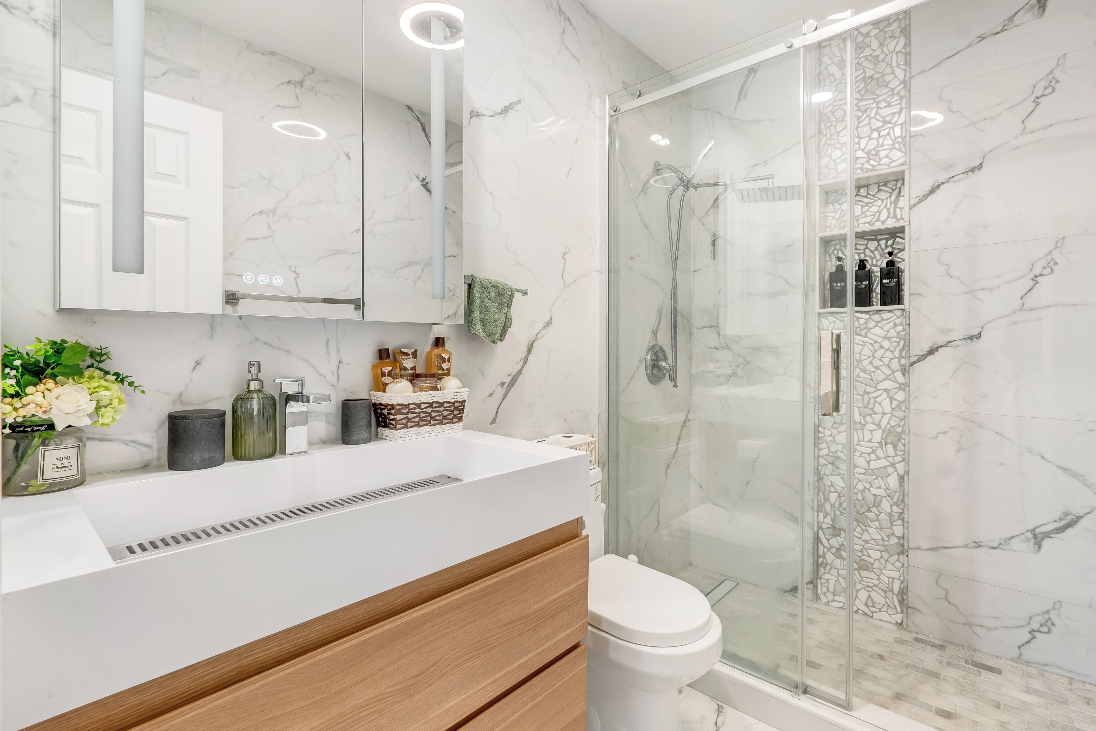 Douche, bidet, serviettes fournies, savon