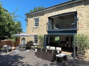 Outdoor dining - Coach House near the beach (Caister-on-Sea)