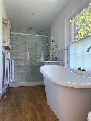 Dusche, Haartrockner, Handtücher, Toilettenpapier