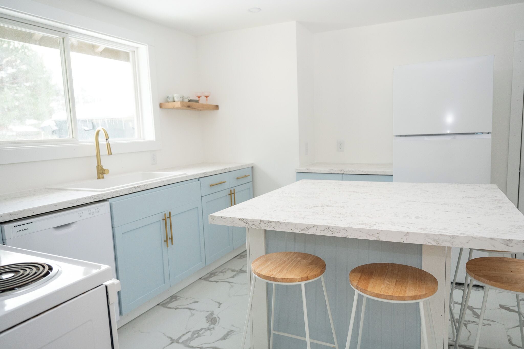 Frigorífico, microondas, horno y placa de cocina