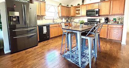 Charming 4 bedroom house with spacious backyard, AC and WiFi in Grand Prairie