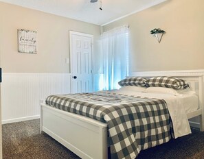 4 Schlafzimmer, Zimmersafe, Schreibtisch, Bügeleisen/Bügelbrett